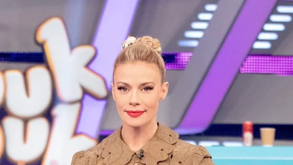 Κοστίζει 750 ευρώ και το φόρεσε η Ζέτα Μακρυπούλια - Το φόρεμα που προκάλεσε χαμό στον ΑΝΤ1