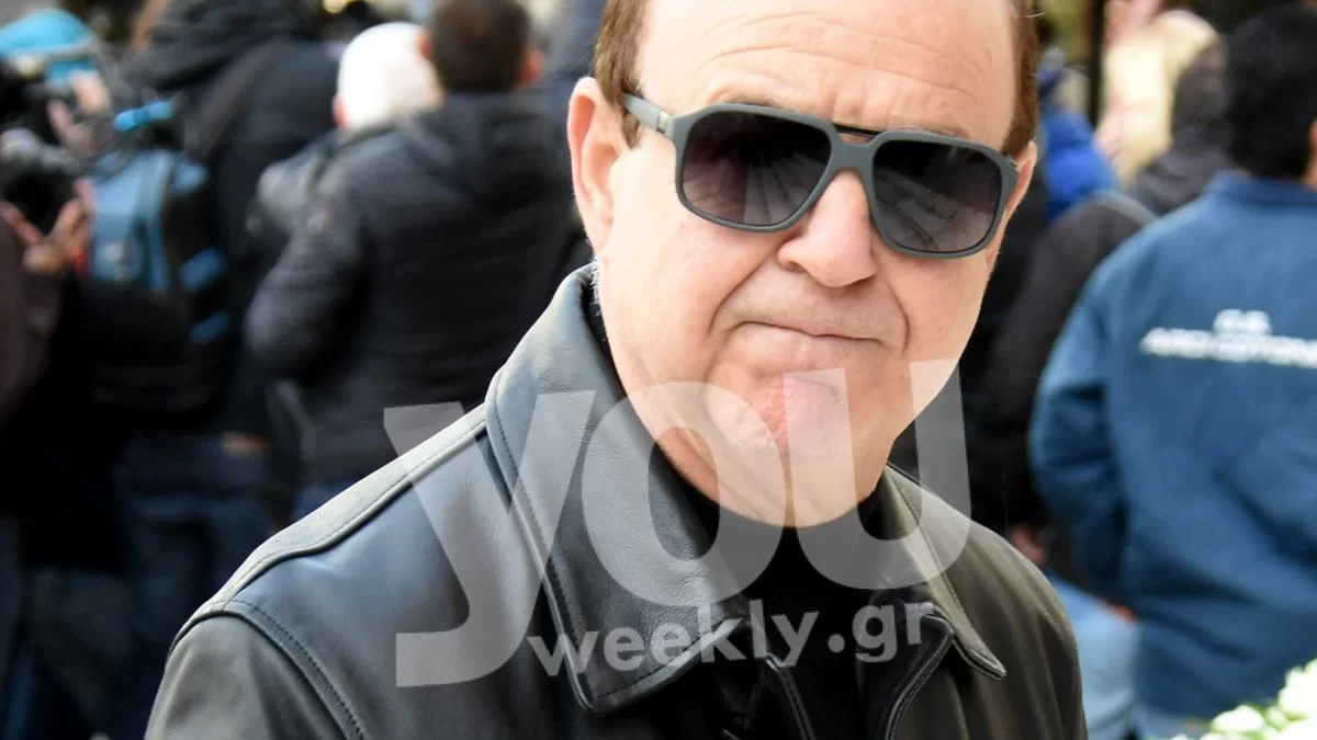 Μαυροφορεμένος και σε άσχημη ψυχολογική κατάσταση ο Παύλος Χαϊκάλης στην κηδεία του αδερφού του