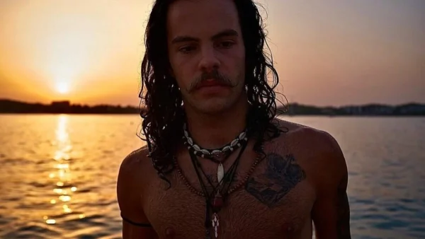 Η μεγάλη αλλαγή στην εμφάνιση του Άγγελου Λάτσιου στο πέρασμα των χρόνων - Ο "χίπης" της showbiz