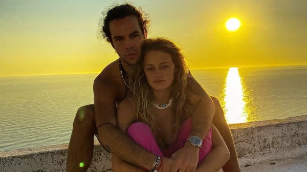 «Σούσουρο» στο διαδίκτυο με την ανάρτηση του Άγγελου Λάτσιου - Η Γαία Μερκούρη αγκαλιά με τη μικρή Μαρίνα