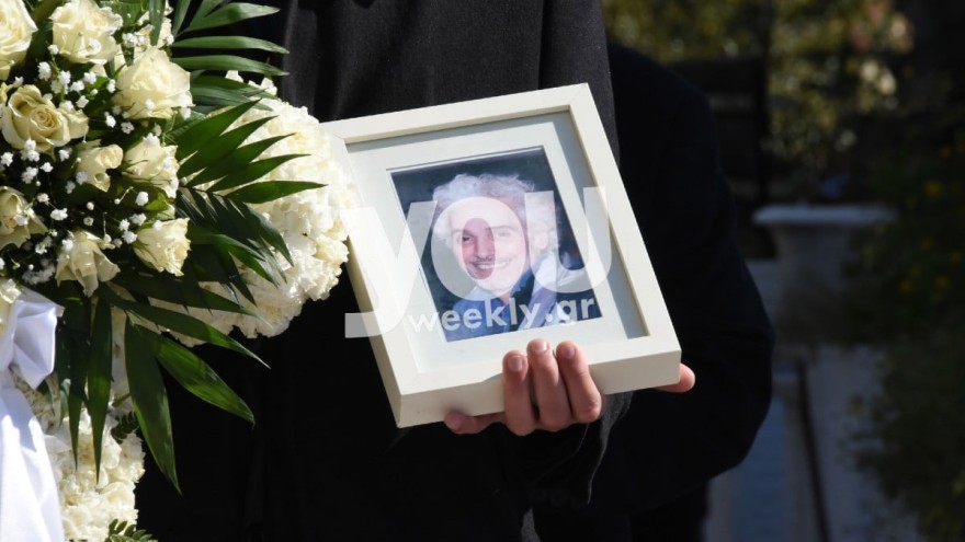 Στην κηδεία του Νίκου Αϊβαλή