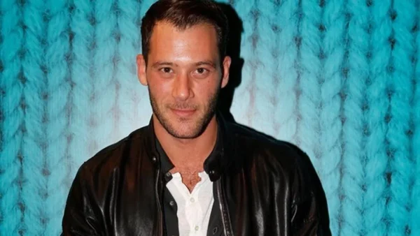 Με τεράστιες βιβλιοθήκες και φυτά - Το artistic σπίτι του Αντίνοου Αλμπάνη