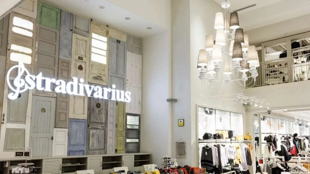 Ξεπουλάει στο λεπτό το τζιν παντελόνι mom από τα Stradivarius - Βγαίνει σε οχτώ χρώματα