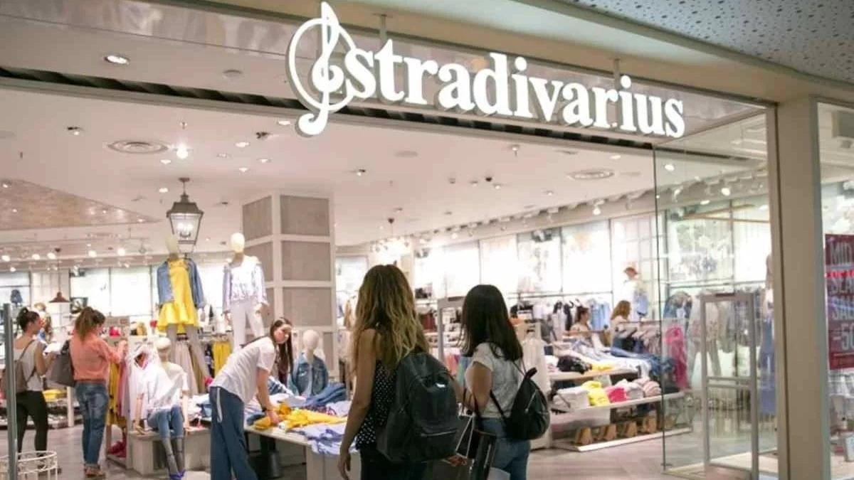 Το φόρεμα από τα Stradivarius με φιόγκο στην πλάτη είναι must για την ντουλάπα σου