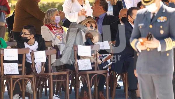 Ο γιος τους μεγάλωσε πολύ - Υπέρλαμπρη η Τζένη Μπαλατσινού στο πλευρό του Βασίλη Κικίλια στην παρέλαση