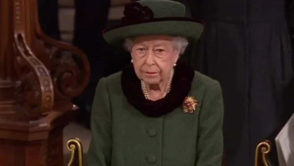 Υποβασταζόμενη η Βασίλισσα Ελισάβετ στο μνημόσυνο του πρίγκιπα Φιλίππου - Παρούσα όλη η βασιλική οικογένεια