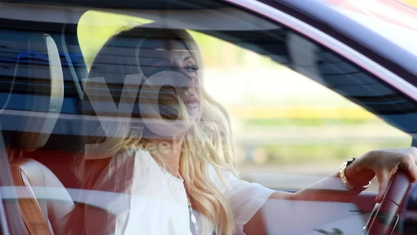 Για καφέ στην θάλασσα πρωί πρωί - Φωτογραφία της Ελένης Μενεγάκη να λιάζεται