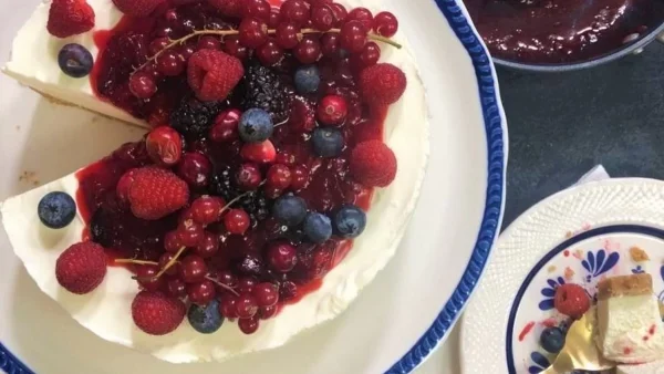 Έτοιμο σε 10 λεπτά - Το απίστευτο γλυκό ψυγείου με γιαούρτι και ζαχαρούχο