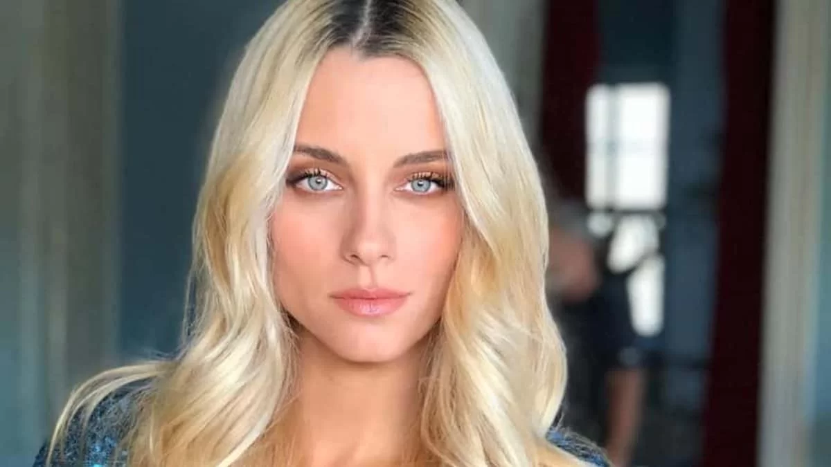 Κορμάρα και άβαφη - Η Δούκισσα Νομικού ποζάρει με μαγιό στον κήπο του σπιτιού της και προκαλεί πανζουρλισμό