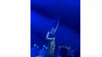 Την άρπαξε πάνω στη σκηνή και την φίλησε - Το νέο βίντεο με Μπισμπίκη και Βανδή που παίζει παντού
