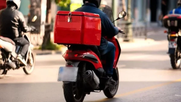 «Δουλεύω σαν ντελίβερι, έτσι ξεχρέωσα το σπίτι μου» - Η σπάνια εξομολόγηση γνωστού ηθοποιού