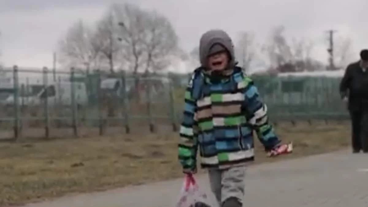 Πόλεμος Ουκρανία: "Τσακίζει" κόκαλα το σπαρακτικό κλάμα μικρού παιδιού που περπατά μόνο προς τα σύνορα