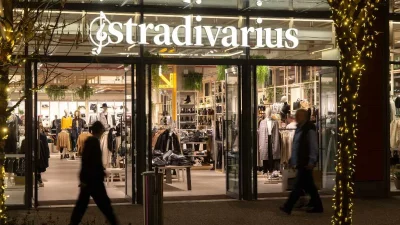 Η μίνι φούστα από τα Stradivarius που δεν πρέπει να λείπει από την ντουλάπα σου - Βγαίνει σε τρία χρώματα