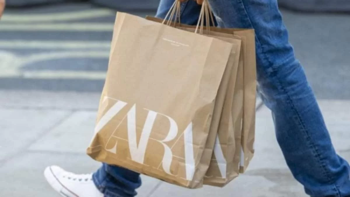 Η τσάντα των Zara που κάνει απίστευτη θραύση - Βγαίνει σε 2 χρώματα και ταιριάζει με όλα