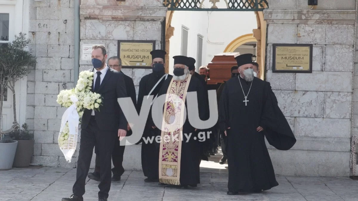 Εξόδιος Ακολουθία Δημήτρη Κοντομηνά: Μαυροφορέθηκε η κόρη του - Σκυμμένη πάνω από το φέρετρο