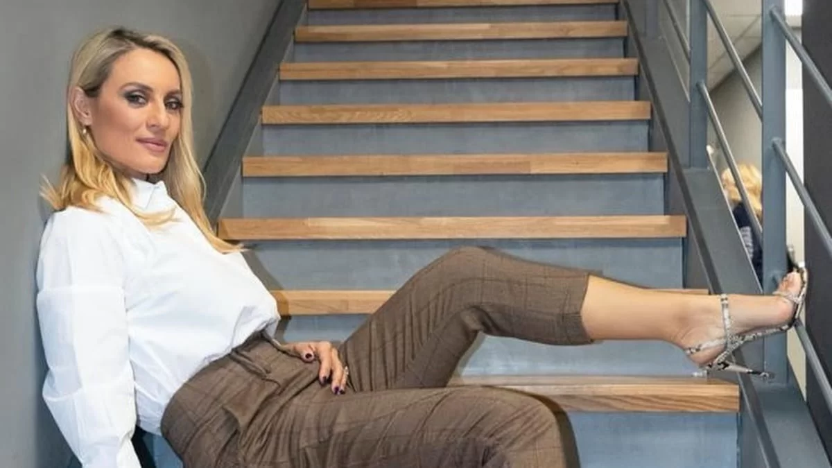 Η τρυφερή ανάτηση της Ελεονώρα Μελέτη: Ο Θοδωρής Μαροσούλης κόβει τα νυχάκια της κόρης τους Αλεξάνδρα