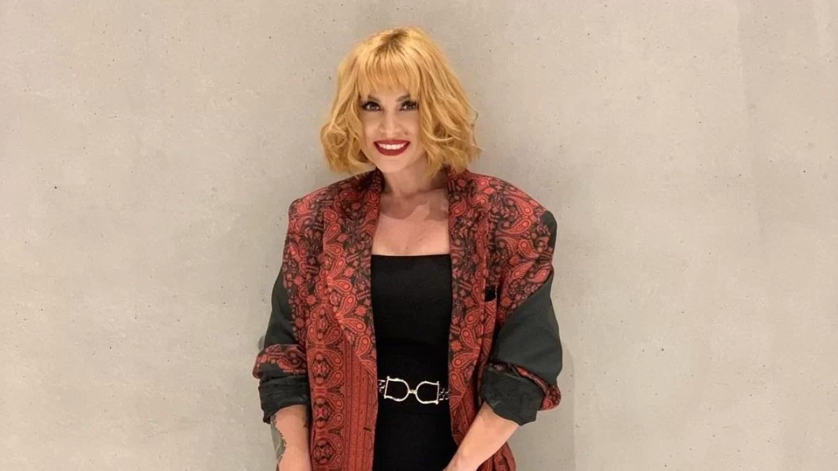 Λευκή κουζίνα και μπαλκόνι με θέα την Αθήνα: Το σπίτι της Ελεονώρας Ζουγανέλη και του Σπύρου Δημητρίου