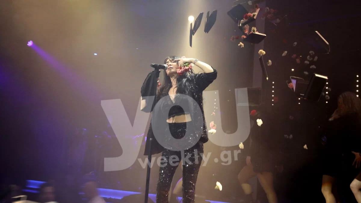 Την "έπνιξαν" στα γαρύφαλλα - "Χαμός" στο νυχτερινό κέντρο που τραγουδάει η Πάολα