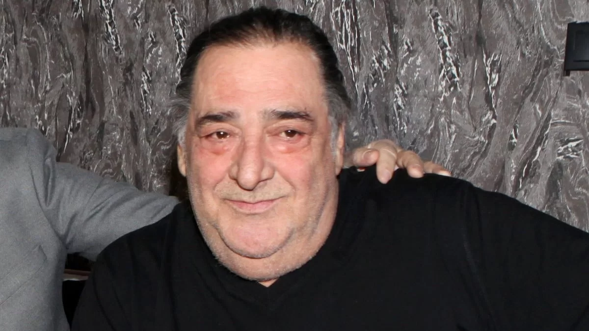 Δύσκολες ώρες για την οικογένεια του Βασίλη Καρρά - Εσπευσμένα στο νοσοκομείο ο τραγουδιστής