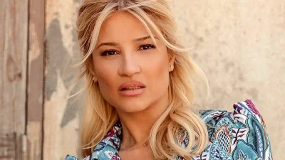 "Έκλεψε" τις εντυπώσεις η Φαίη Σκορδά με το κόκκινο φόρεμα από τα BSB