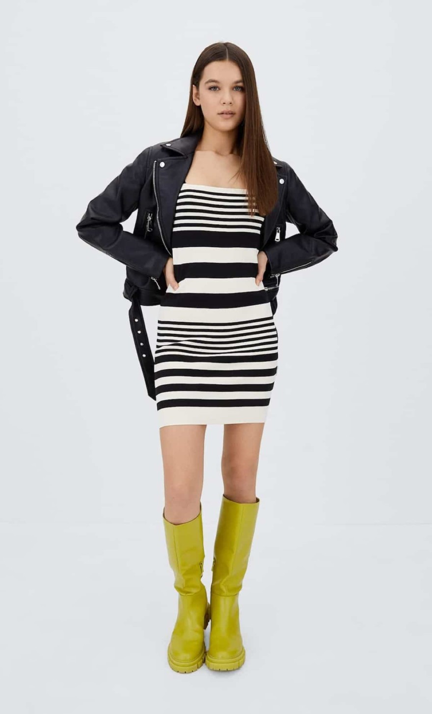 Ριγέ φόρεμα από τα Stradivarius