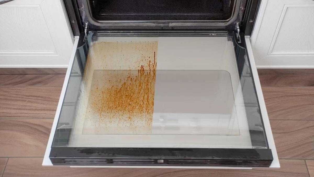 Καθάρισε τα λίπη από την πόρτα του φούρνου με μαγειρική σόδα - Το πιο έξυπνο κόλπο