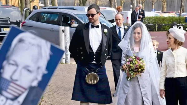 Παντρεύτηκε ο Τζουλιάν Ασάνζ μέσα από τη φυλακή: Παρόντες οι δύο γιοι του