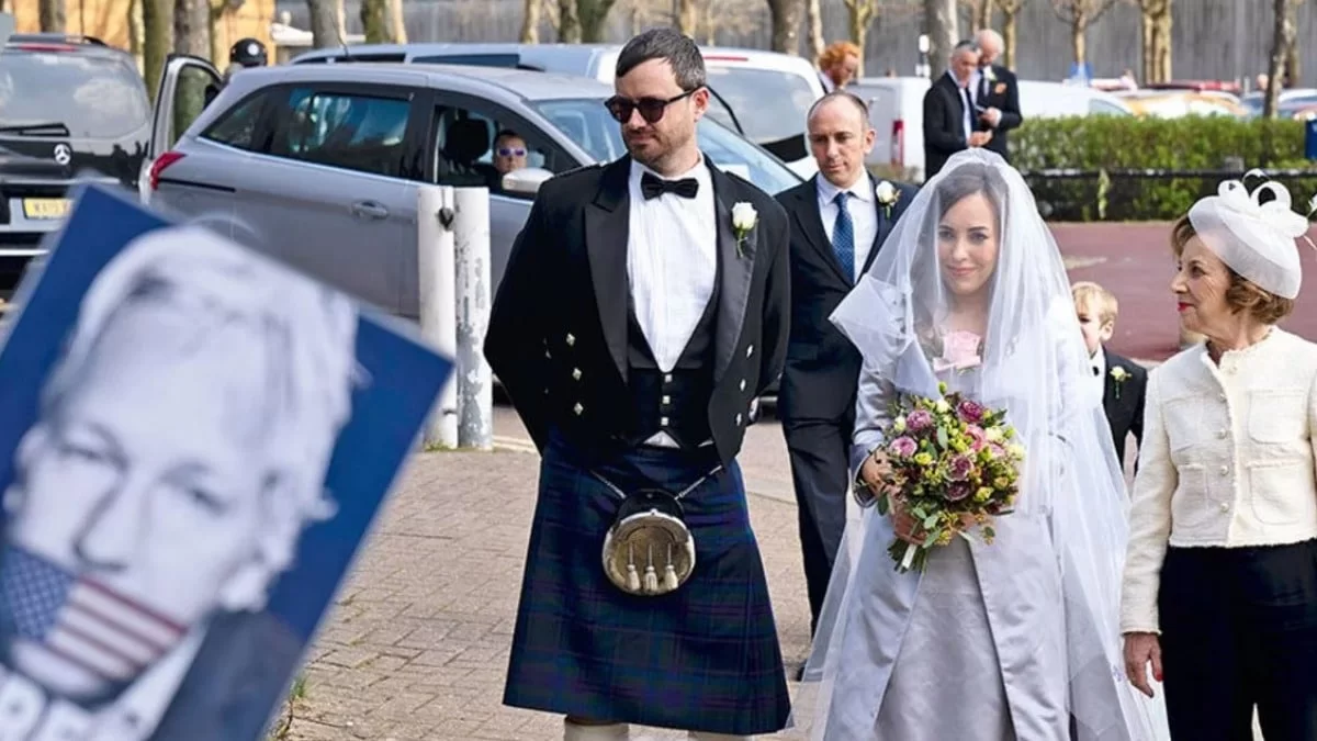 Παντρεύτηκε ο Τζουλιάν Ασάνζ μέσα από τη φυλακή: Παρόντες οι δύο γιοι του