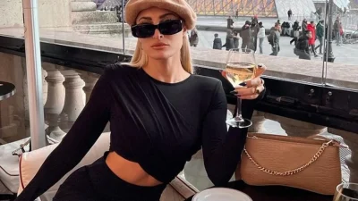 Μέσα σε μια λιμουζίνα όλο χλιδή - Το νέο βίντεο της Ιωάννα Τούνη από το Ντουμπάι