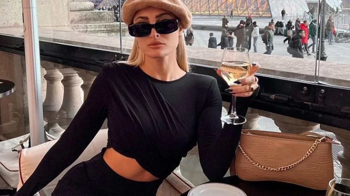 Μέσα σε μια λιμουζίνα όλο χλιδή - Το νέο βίντεο της Ιωάννα Τούνη από το Ντουμπάι