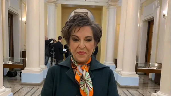 Η Ιωάννα Μάνδρου μας συστήνει την δίδυμη αδερφή της - Η μόνη διαφορά τους είναι το χρώμα των μαλλιών τους