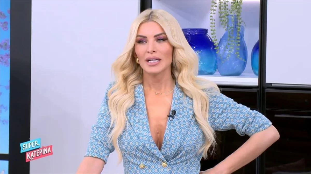 Με λευκό κοστούμι στους δρόμους της Αθήνας η Κατερίνα Καινούργιου - Το βρήκαμε με 35.99!