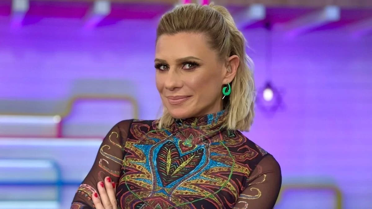 Έχει ξύλινα πατώματα και κόκκινη κουζίνα - Σπάνιες φωτογραφίες από το σπίτι της Κατερίνας Καραβάτου