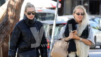 Στη Γλυφάδα με μαύρα γυαλιά - Δεν έριξε βλέμμα στον φακό η Βικτώρια Καρύδα