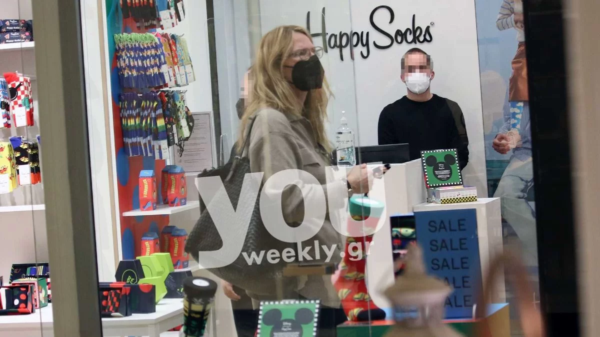 Με μπλε τζιν και χωρίς μακιγιάζ σε γνωστό κατάστημα - Η σπάνια έξοδος της Έλενας Κατραβά