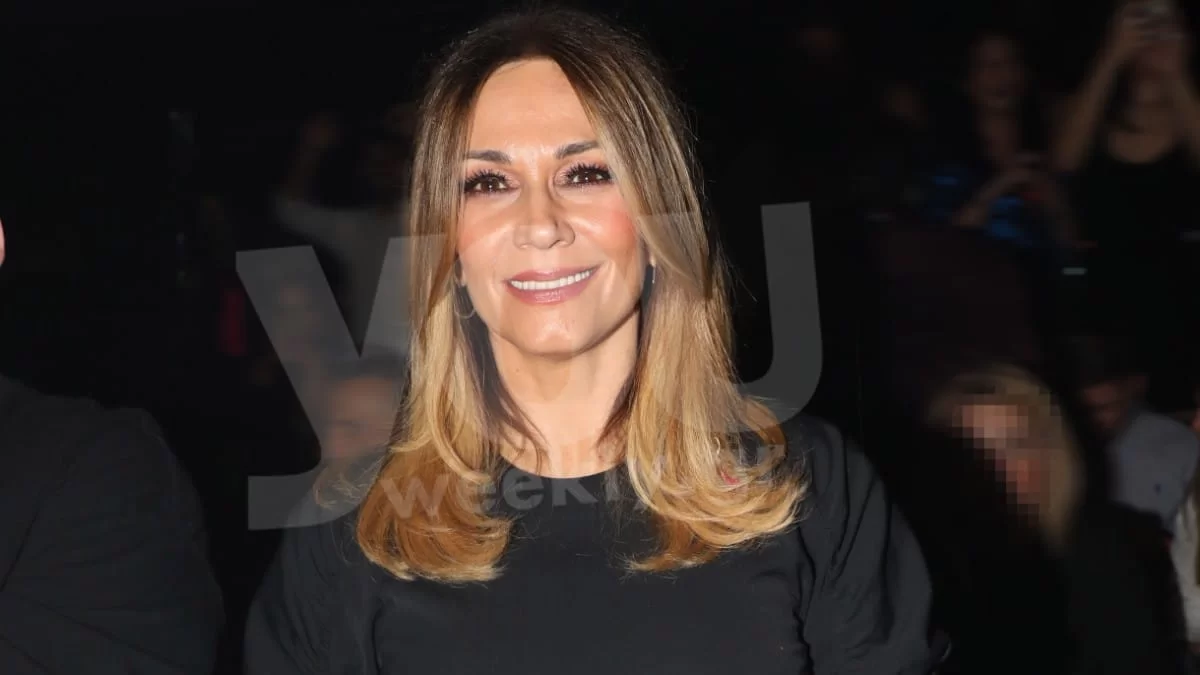 Έλλη Κοκκίνου: Με μαύρο mini φόρεμα στα μπουζούκια - Τράβηξε όλα τα βλέμματα