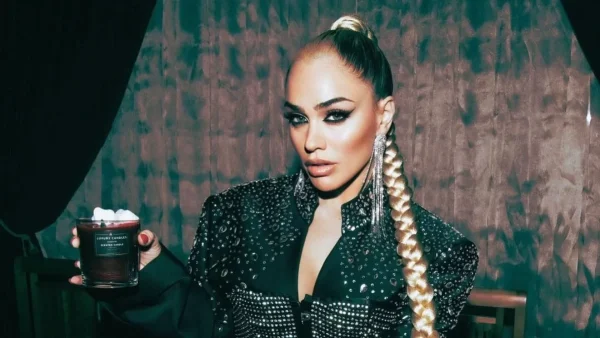 Κόνι Μεταξά: Η φωτογραφία από το Στρασβούργο με το πιο αποκαλυπτικό μπλε φόρεμα