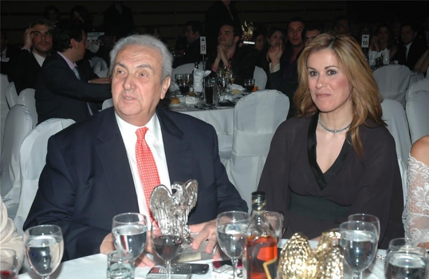 Δημήτρης Κοντομηνάς με την κούκλα κόρη του