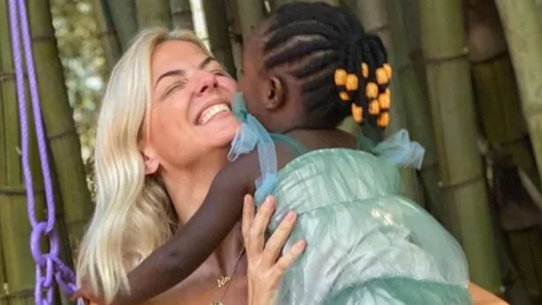 Με ένα αστραφτερό φόρεμα έντυσε η Χριστίνα Κοντοβά την μικρή Ada - ''Λιώνει'' για την κορούλα της