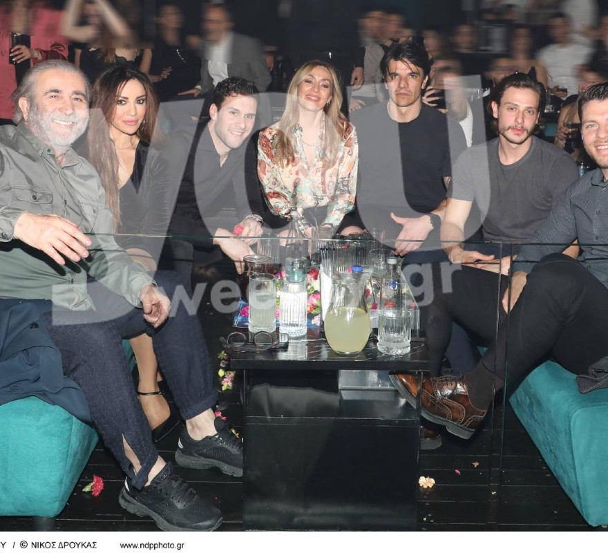 Λάκης Λαζόπουλος - με παρέα έξω