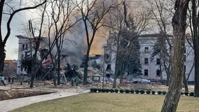 Ουκρανία: 130 άνθρωποι ανασύρθηκαν ζωντανοί από τα ερείπια του θεάτρου στη Μαριούπολη