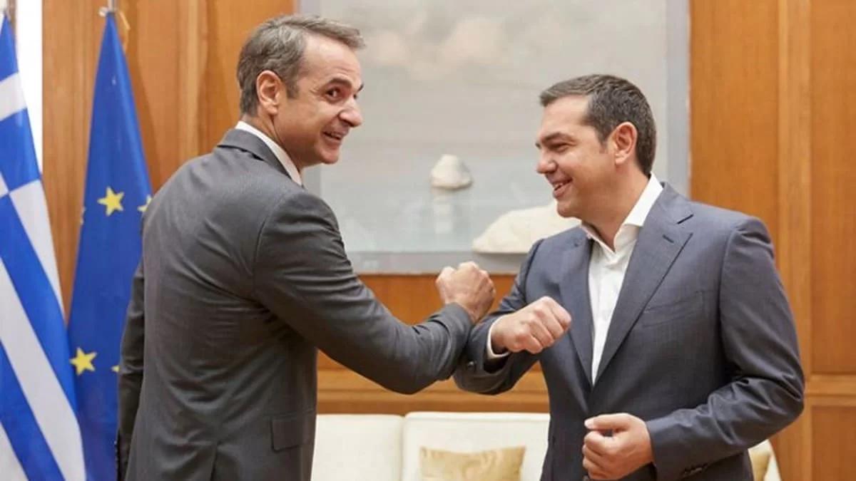 «Με τρεις δόσεις εμβολίου...» - Τα περαστικά του Αλέξη Τσίπρα στον Κυριάκο Μητσοτάκη