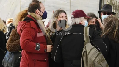Συντετριμμένη η Ελισάβετ Μουτάφη στην κηδεία του πατέρα της - Με πρησμένα μάτια στο πλάι του συζύγου της