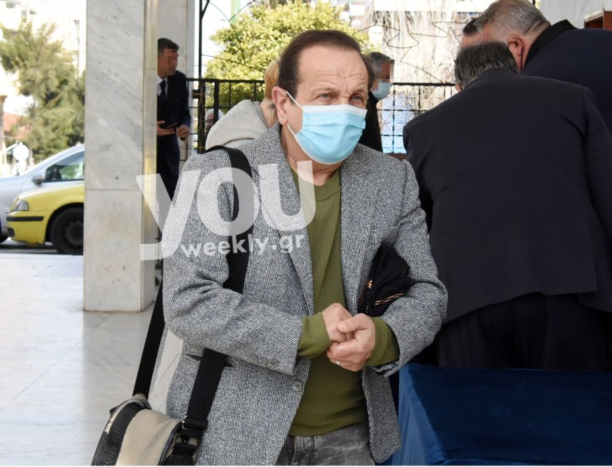 Ο Σπύρος Μπιμπίλας στην κηδεία της Όλγας Τουρνάκη