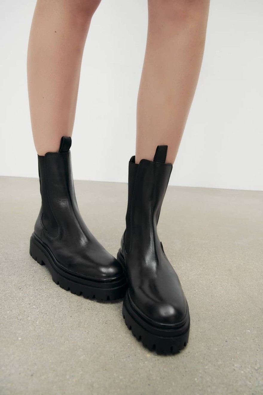 Zara τρακτερωτό δερμάτινο μποτάκι