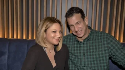 Έχει τζάκι, γκρι καναπέ και πολλά φυτά - Το μοντέρνο σπίτι της Νάνσυς Ζαμπέτογου και του Νάσου Γαλακτερού