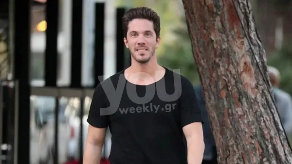 Είναι φτυστοί - Σπάνια φωτογραφία του Νίκου Οικονομόπουλου με τον πατέρα του