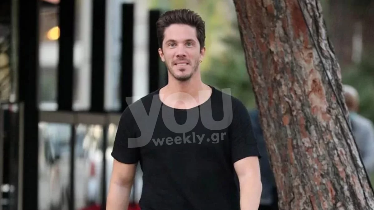 Είναι φτυστοί - Σπάνια φωτογραφία του Νίκου Οικονομόπουλου με τον πατέρα του