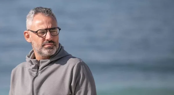 «Δεν ξέρω τι σημαίνει άντρας παλιάς κοπής»: Η ανάρτηση γροθιά στην πατριαρχία από τον Νίκο Συρίγο