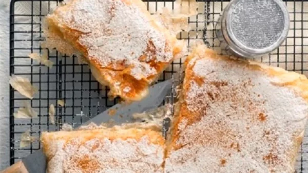 Νηστήσιμη μπουγάτσα με παντανόστιμη κρέμα να ξεχειλίζει - Συνταγή της Αργυρώς